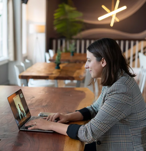 Profesjonalistka pracująca na laptopie